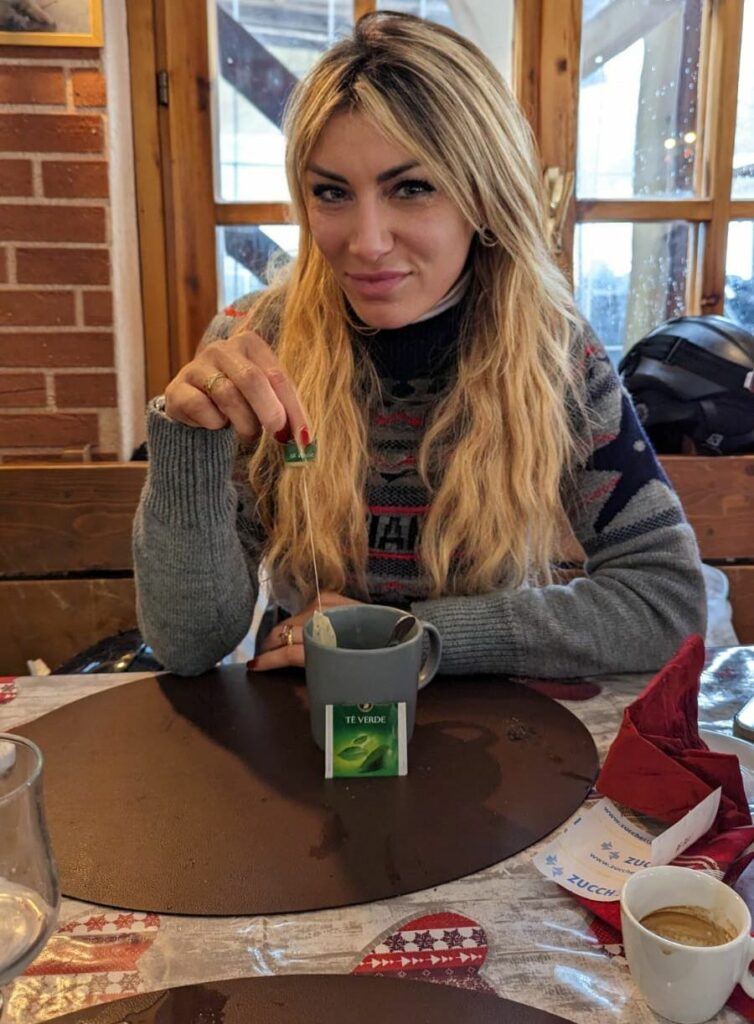 Spremuta, tè, cappuccino.