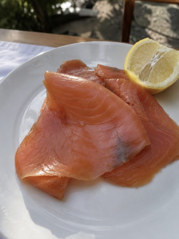 Piatto con salmone affumicato e salmone